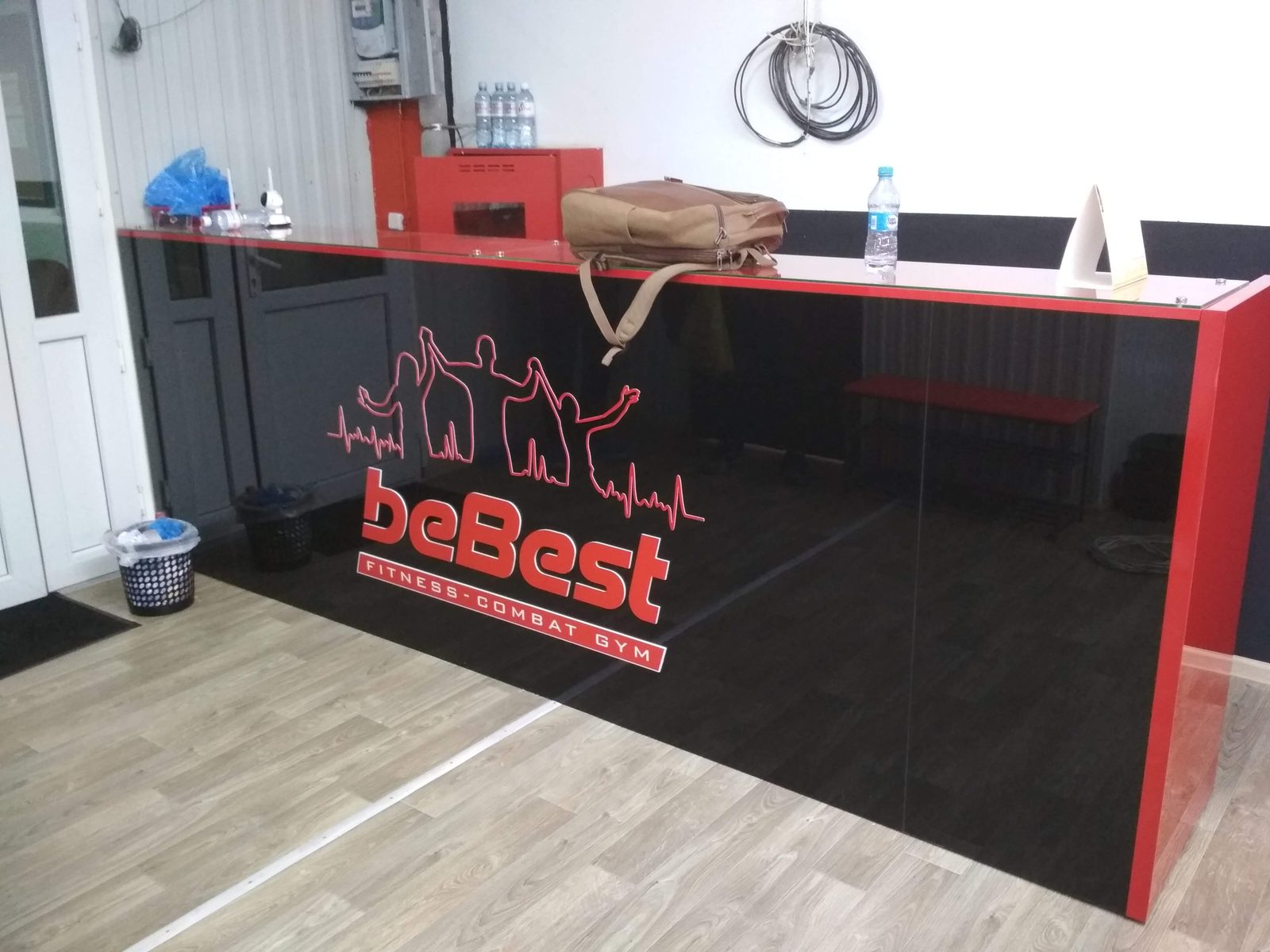 Логотип beBest на чёрном фасаде