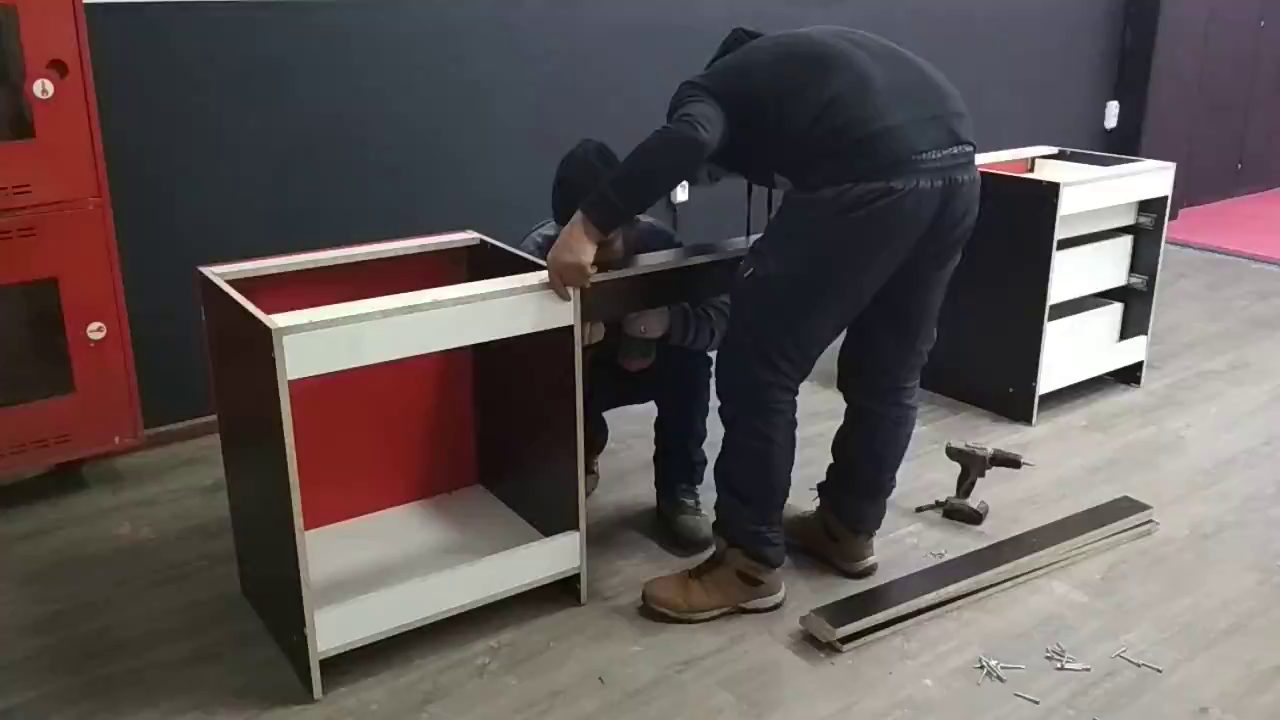 Сборка каркаса тумбы с красной вставкой
