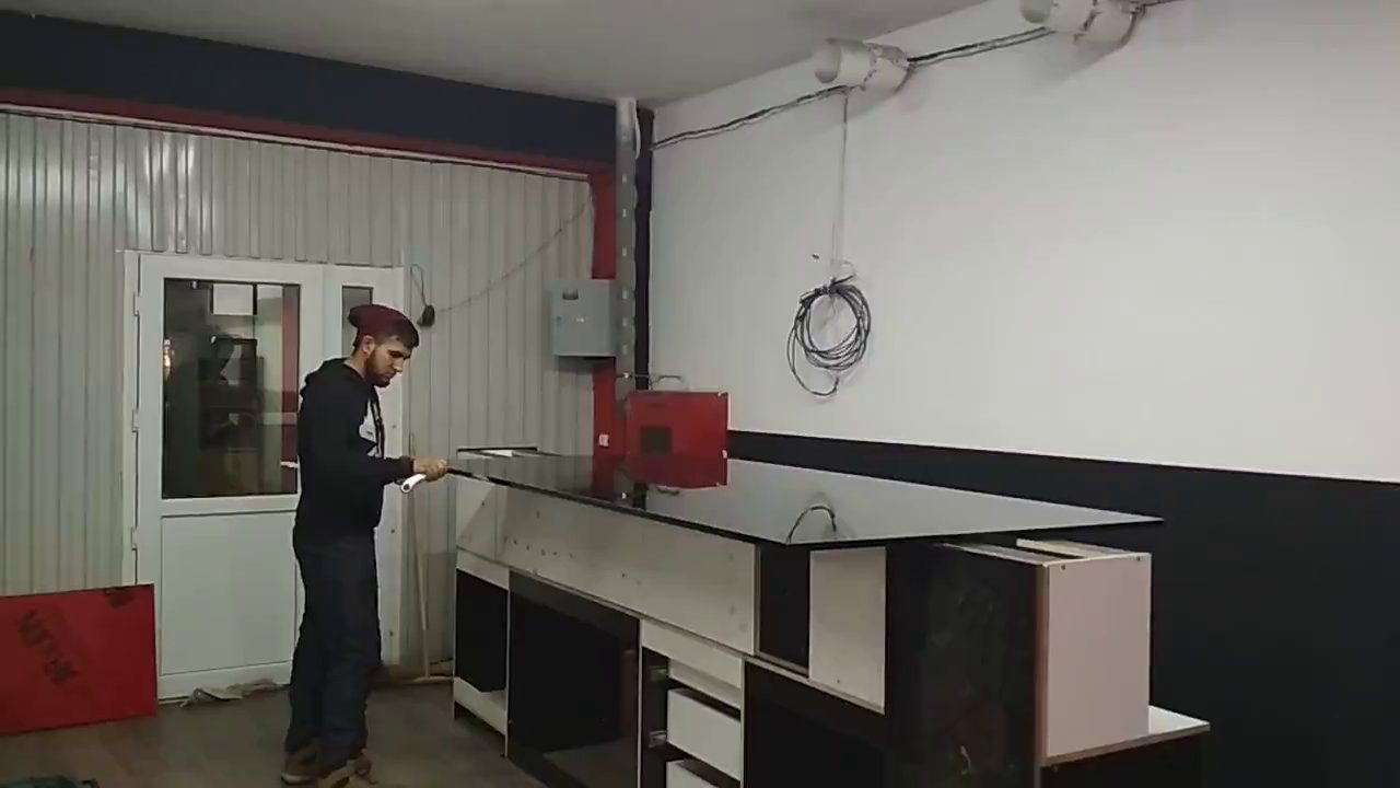 Чёрная глянцевая столешница на каркасе стойки