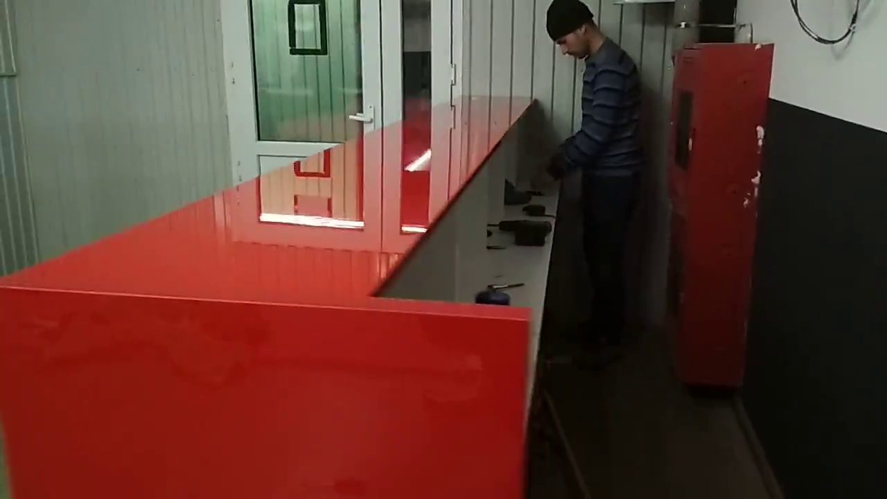 Стойка с рабочей стороны: красная столешница и полка