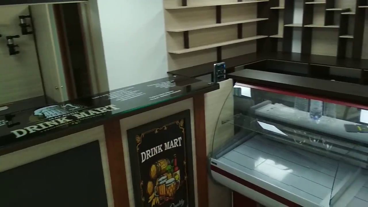 Стойка: стеклянная столешница с печатью и холодильная витрина