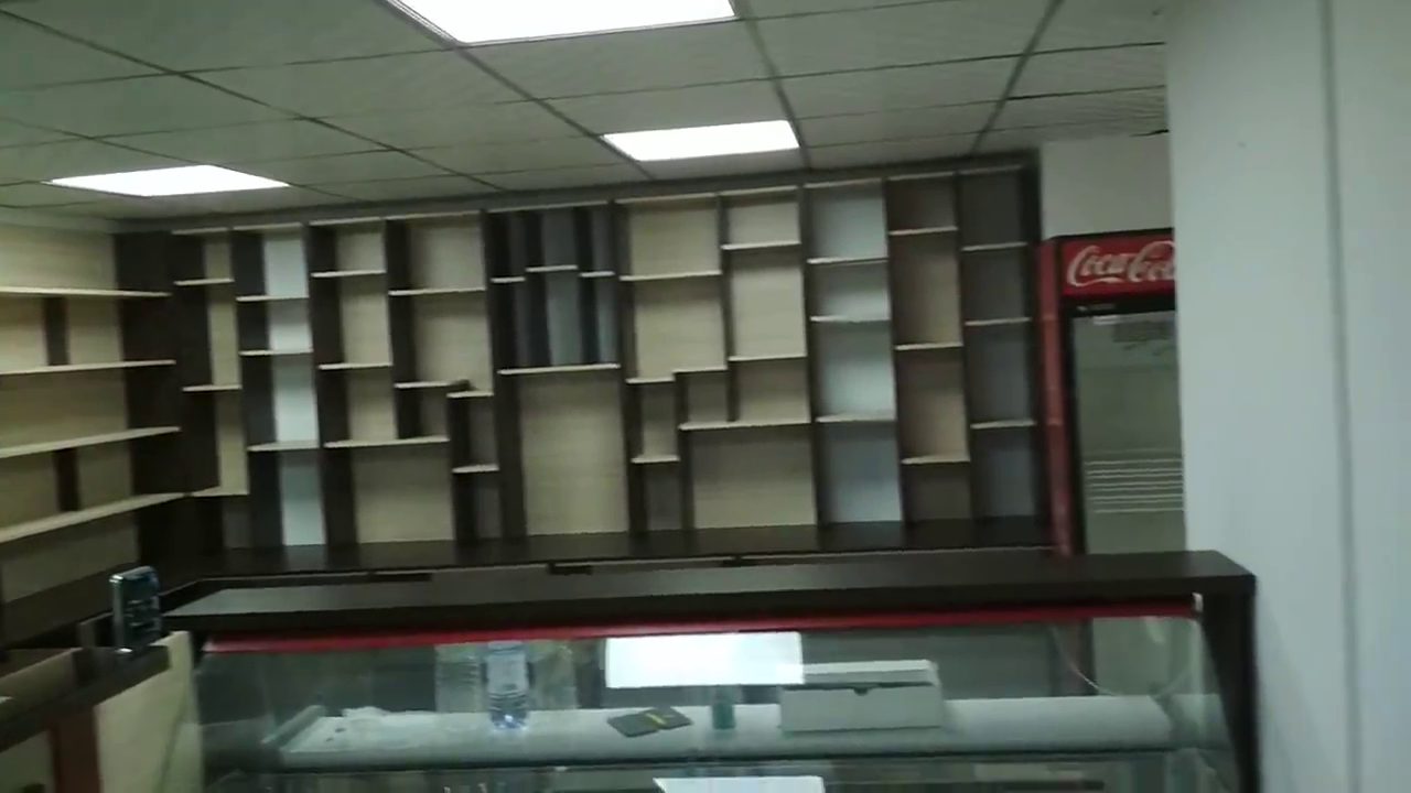 Стеллажная стена и холодильная витрина