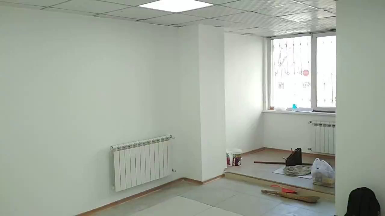 Помещение до работ: окно с решёткой и радиатор