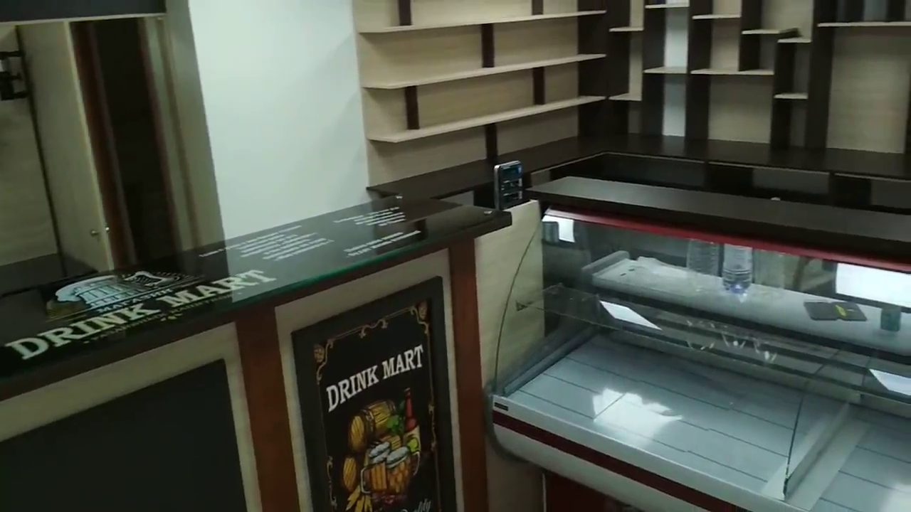 Стойка со стеклянной столешницей и постером DRINK MART