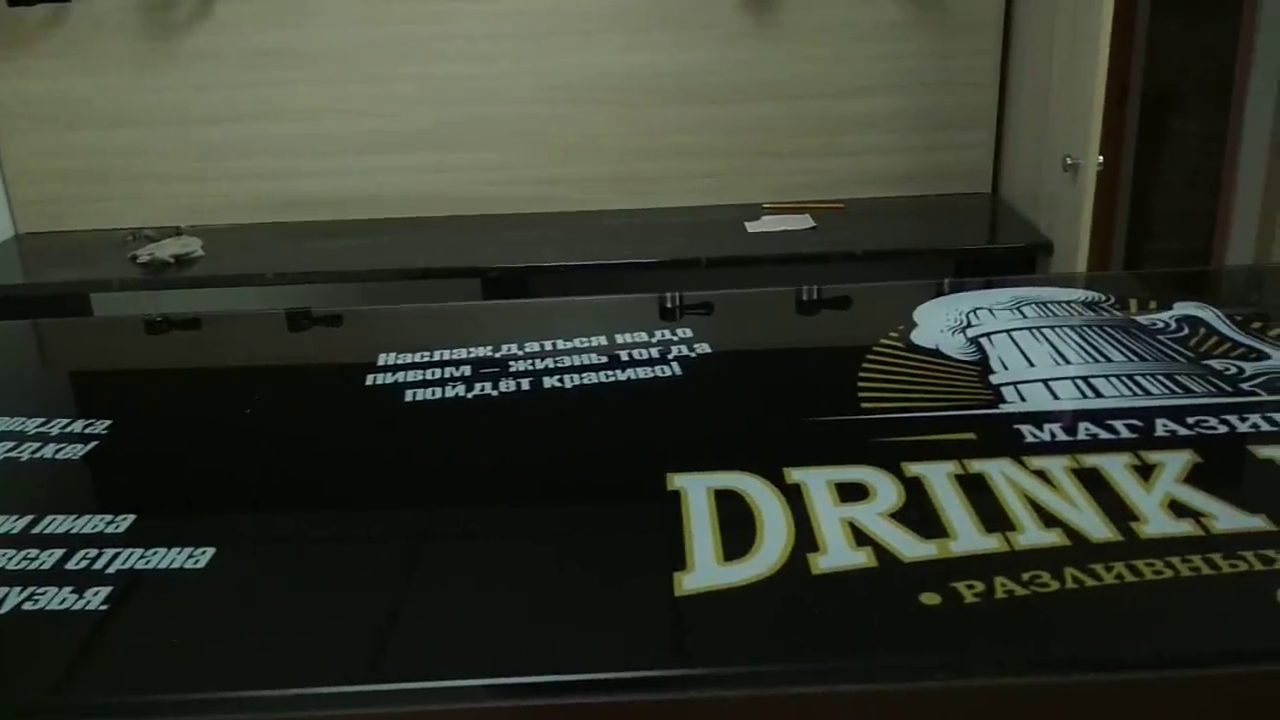 Стеклянная столешница с печатью логотипа DRINK MART