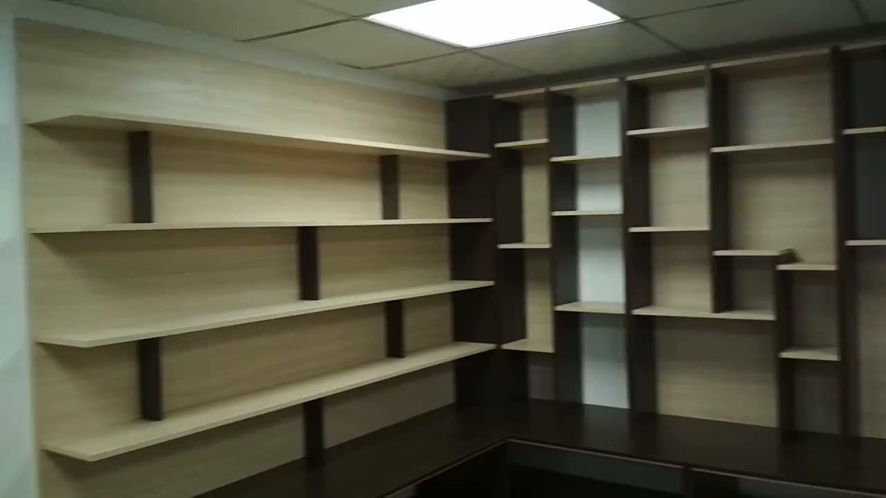 Стеллажная стена: полки и ячейки разной высоты
