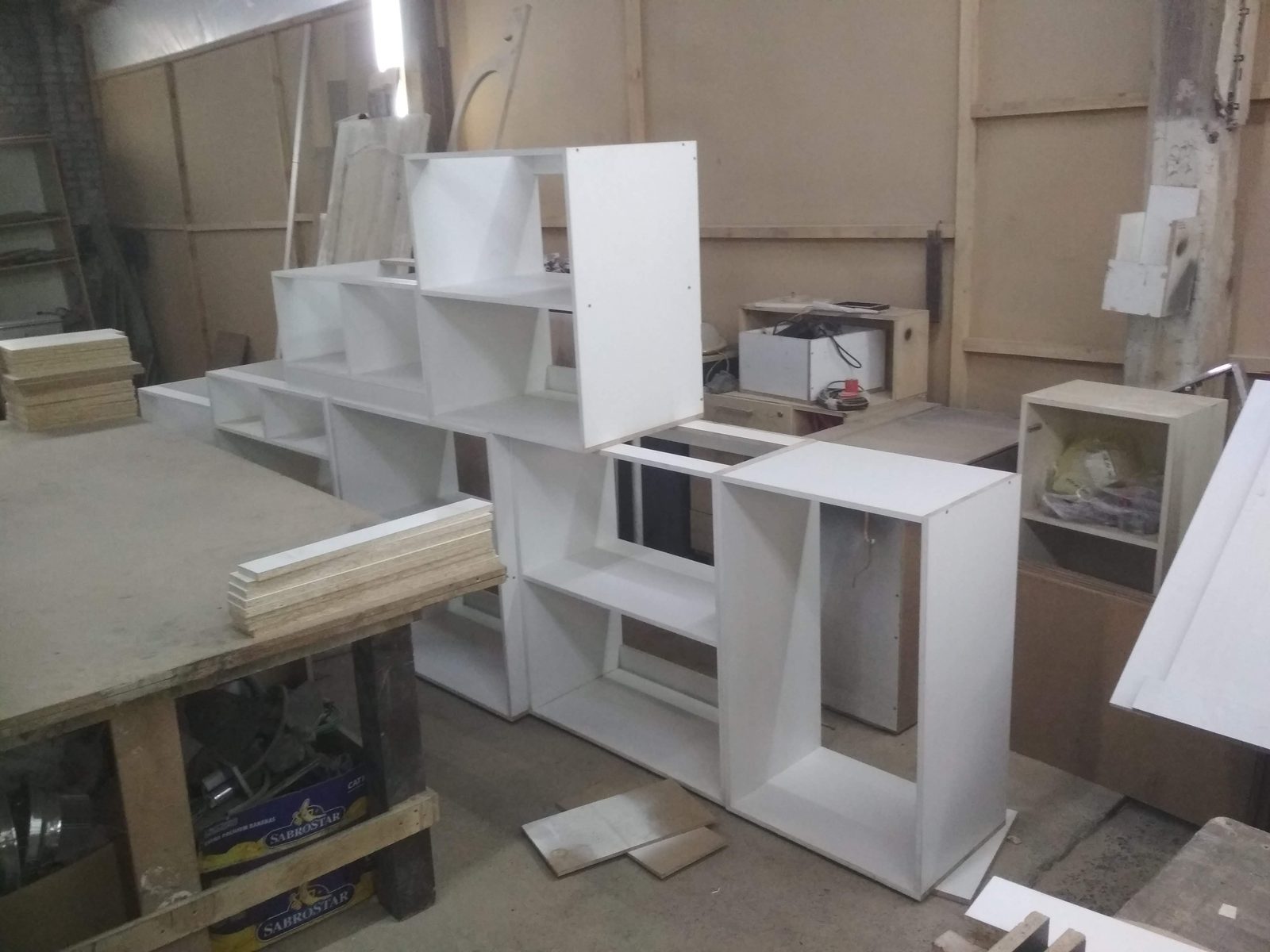 Белые модули корпуса в цехе, фасадных панелей ещё нет