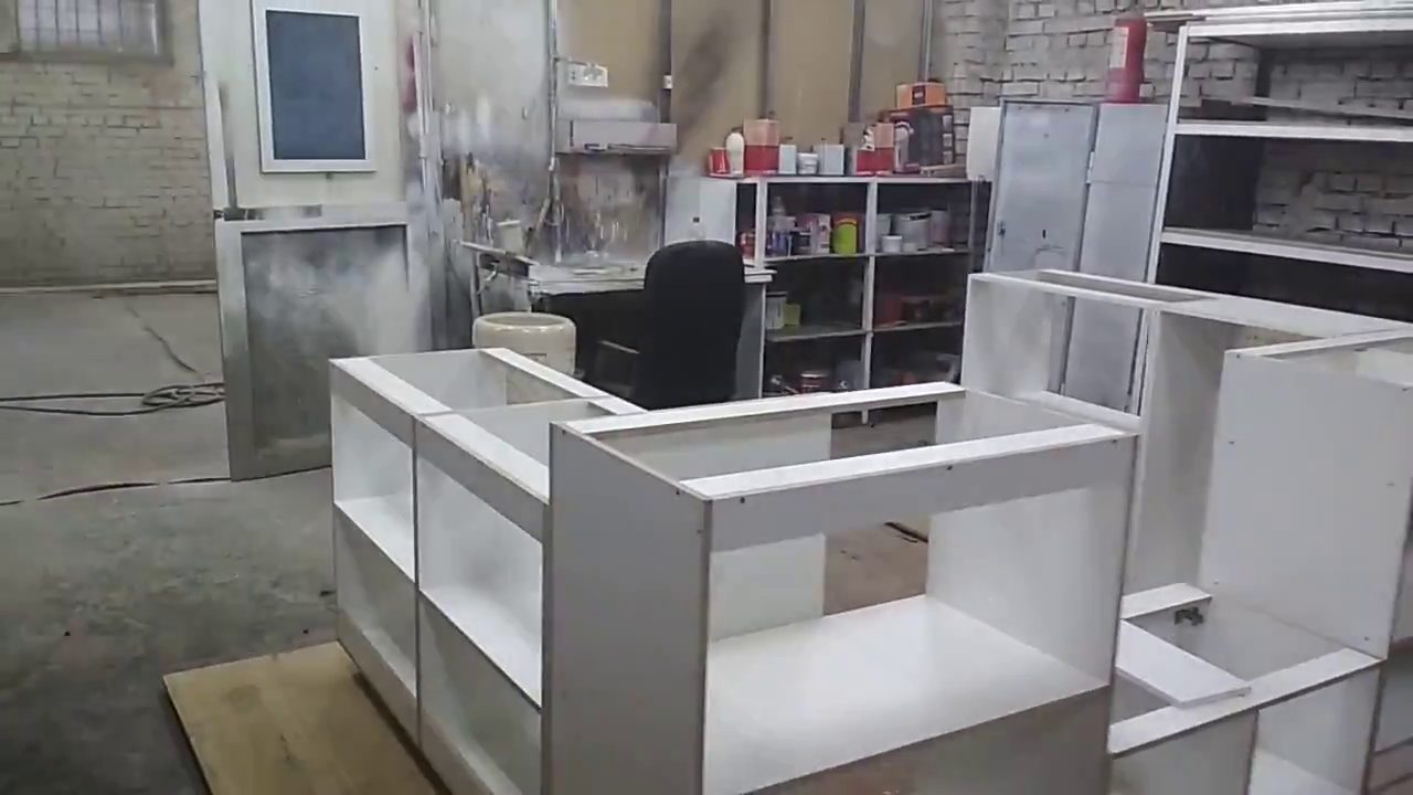 Корпус острова на полу цеха: модули буквой Г, без фасада