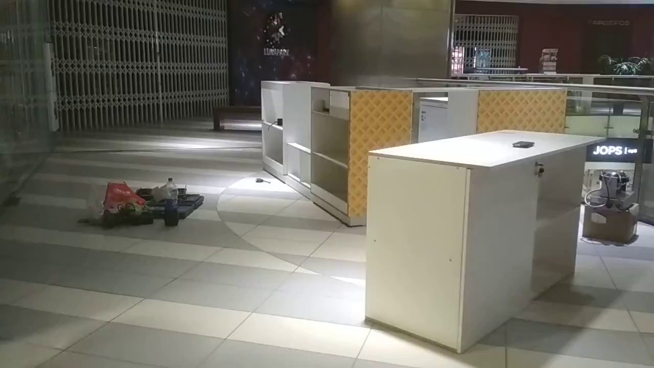 Остров на месте в торговом центре, первые панели «вафля»