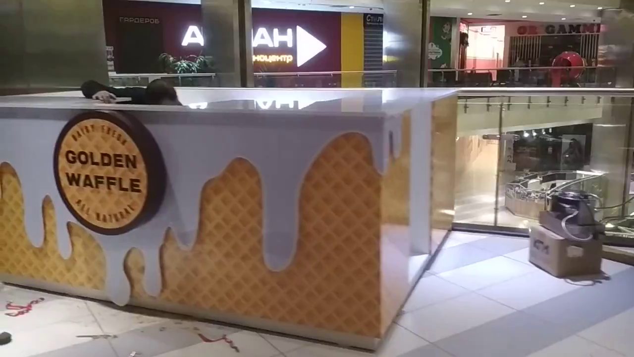 Логотип GOLDEN WAFFLE и «глазурь» на фасаде