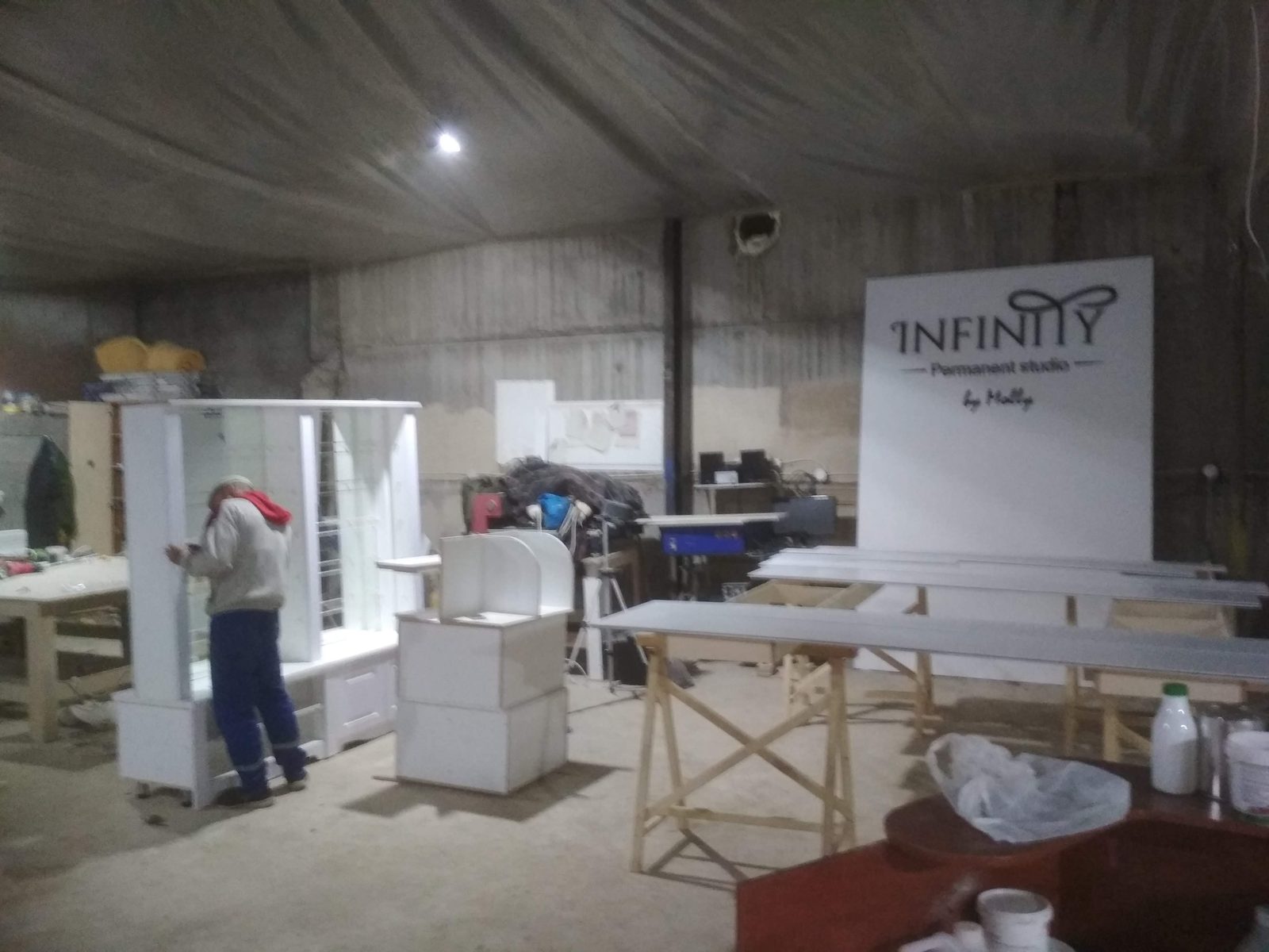 Витрина в сборке, рядом щит с логотипом INFINITY