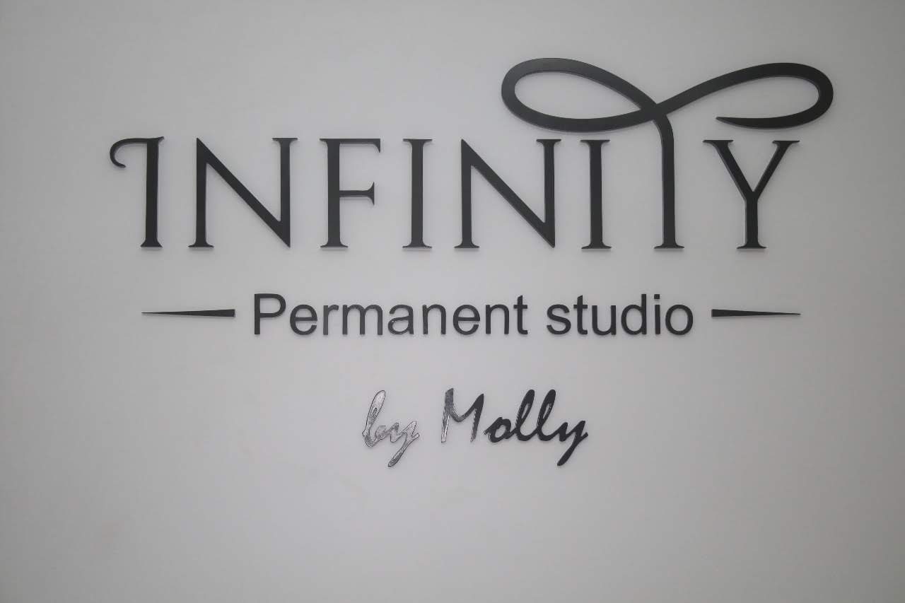 Объёмный логотип INFINITY на щите крупно