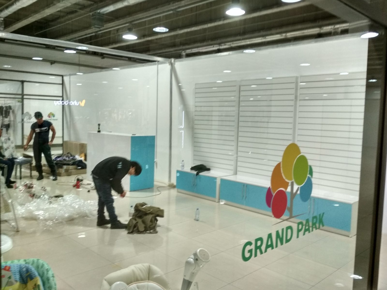 Монтаж в торговом центре, на стекле — логотип GRAND PARK