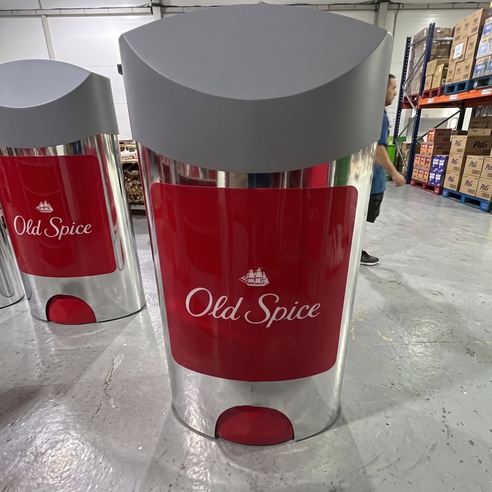 Дисплей Old Spice крупно: логотип на красной панели