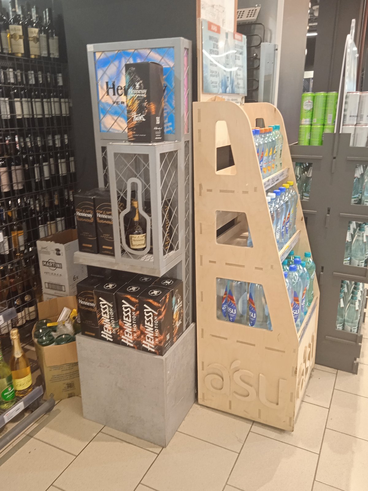 Дисплей asu с полками под бутылки в магазине
