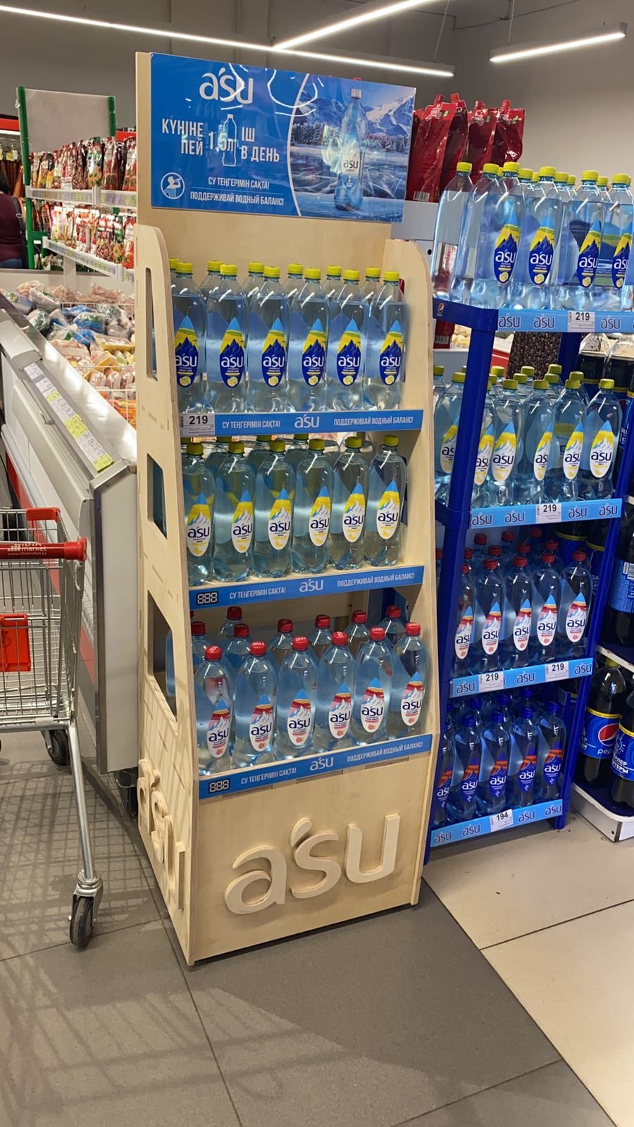 Дисплей asu с бутылками воды в магазине