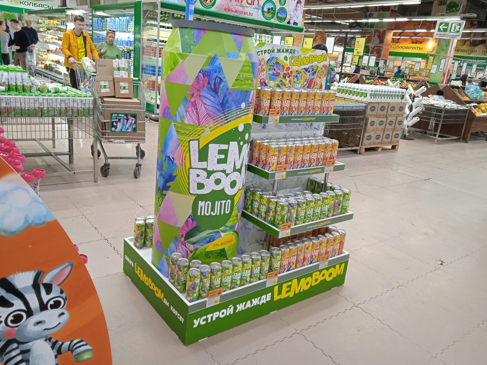 Паллетный дисплей Lemon Boom в гипермаркете: высокая колонна с принтом и полки с банками