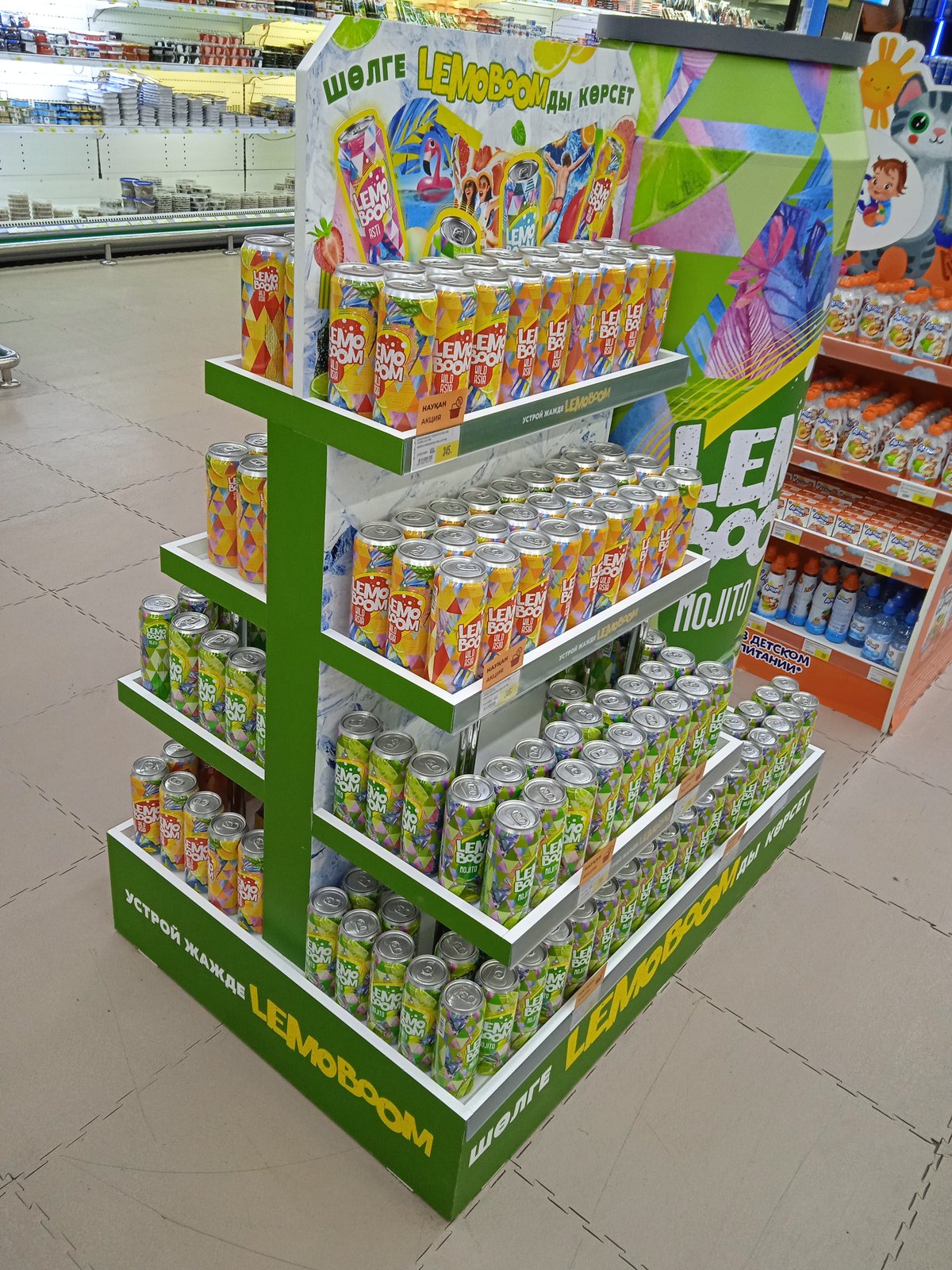 Паллетный дисплей Lemon Boom в магазине, вид сбоку