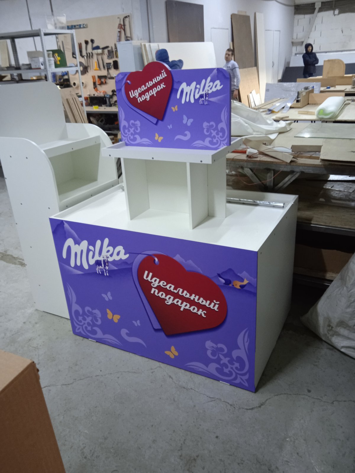 Паллетный дисплей Milka «Идеальный подарок»: сердце на фасаде и полки