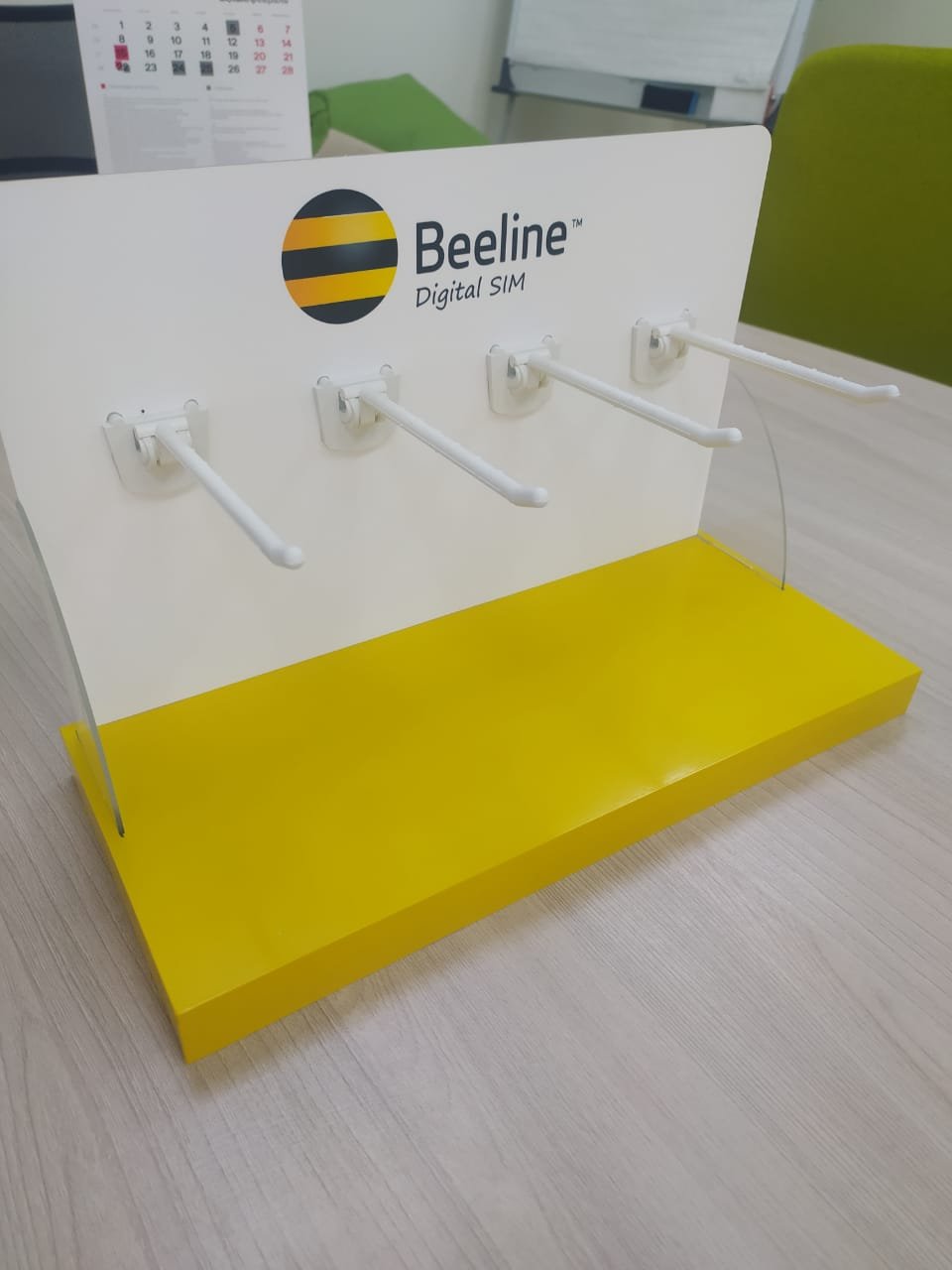 Прикассовая стойка с крючками и жёлтой полкой, логотип Beeline
