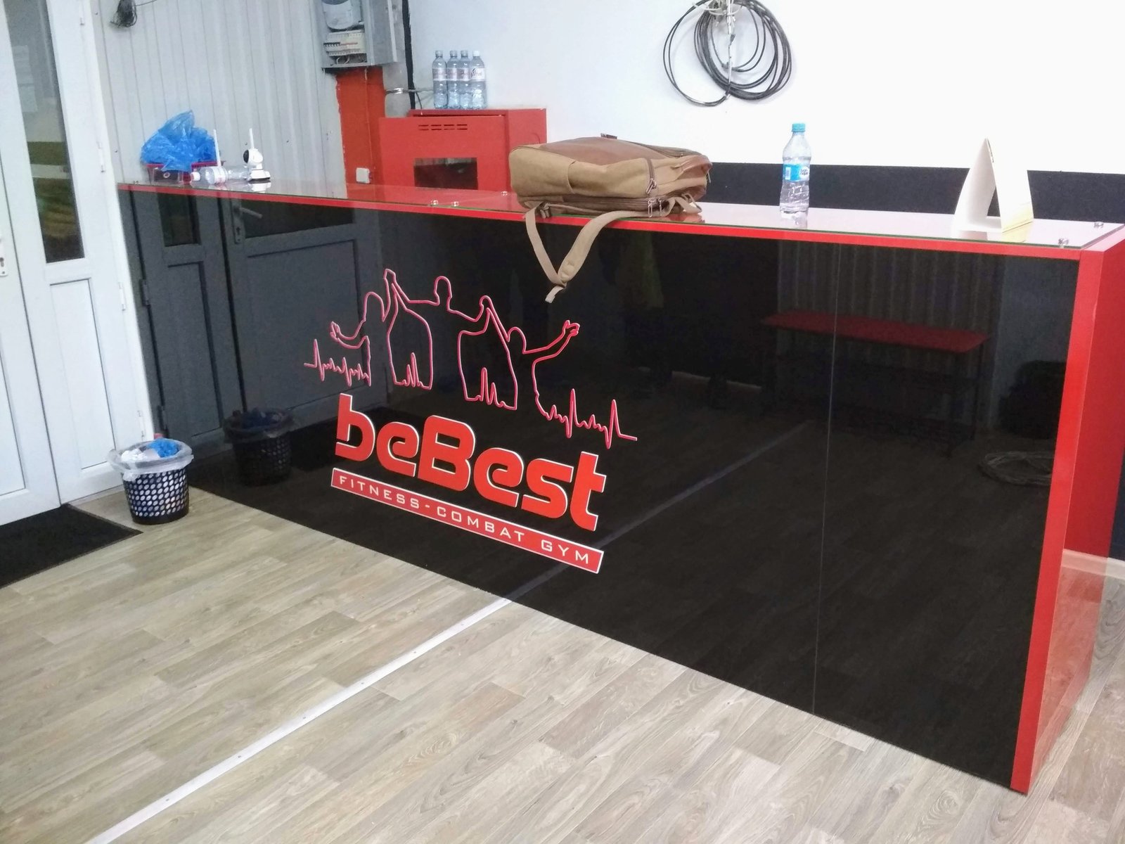 Стойка ресепшен с чёрным фасадом, красной столешницей и логотипом beBest