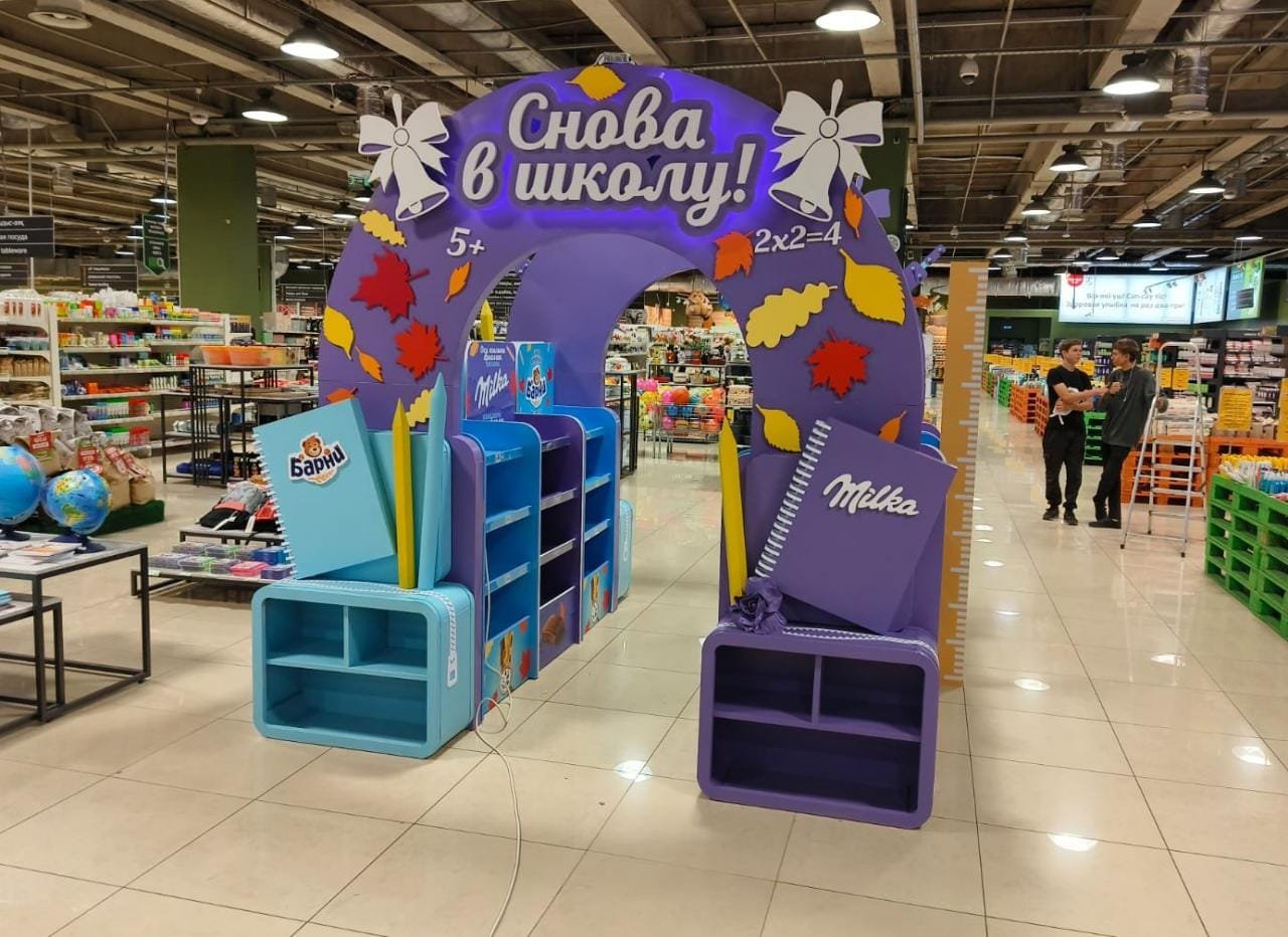 Shop-in-shop Milka «Снова в школу!»: арка, стеллажи и объёмные тетради в супермаркете