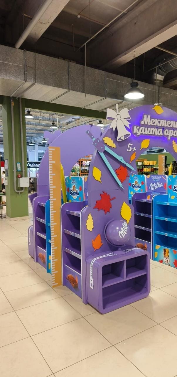 Вывеска на казахском языке «Мектепке қайта оралу!» на арке