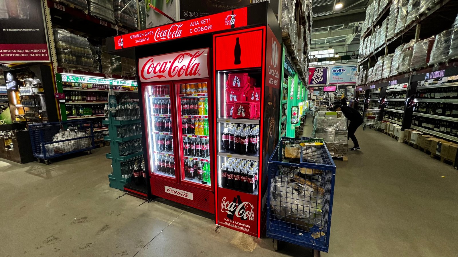 Торец с двумя холодильниками Coca-Cola и светящейся вывеской в магазине