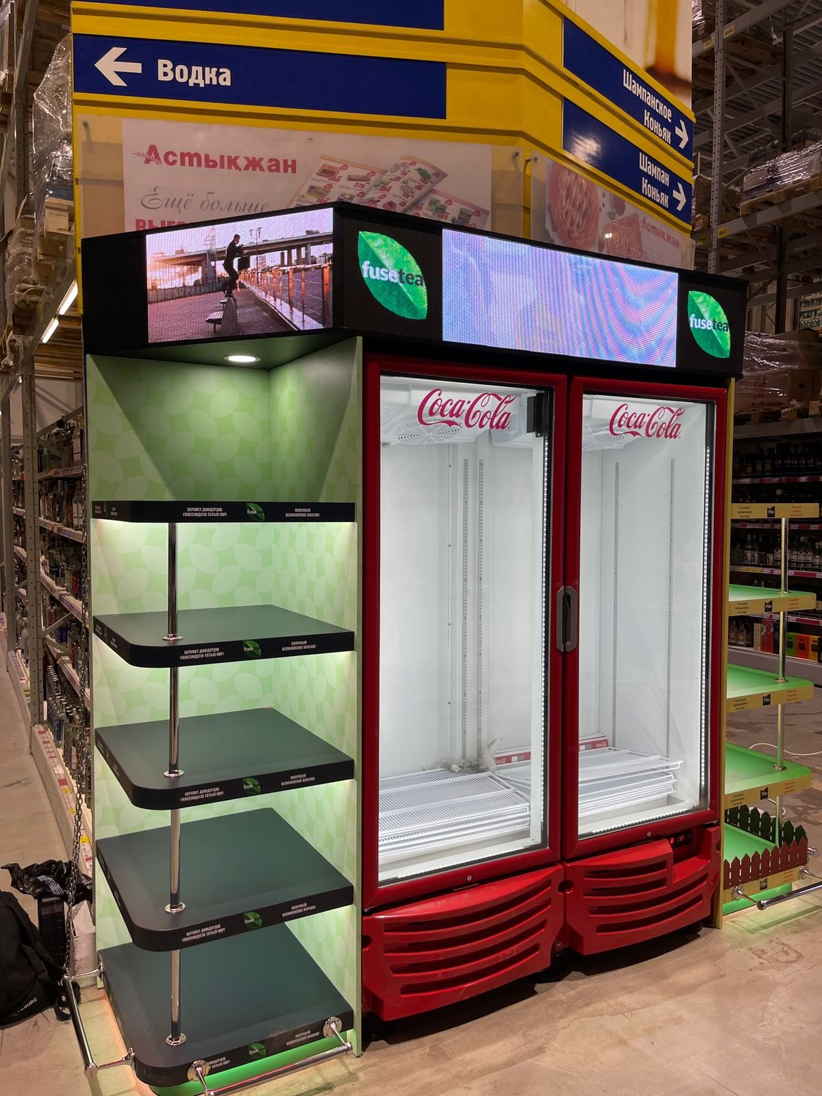 Торец с холодильниками Coca-Cola и полками с зелёной подсветкой