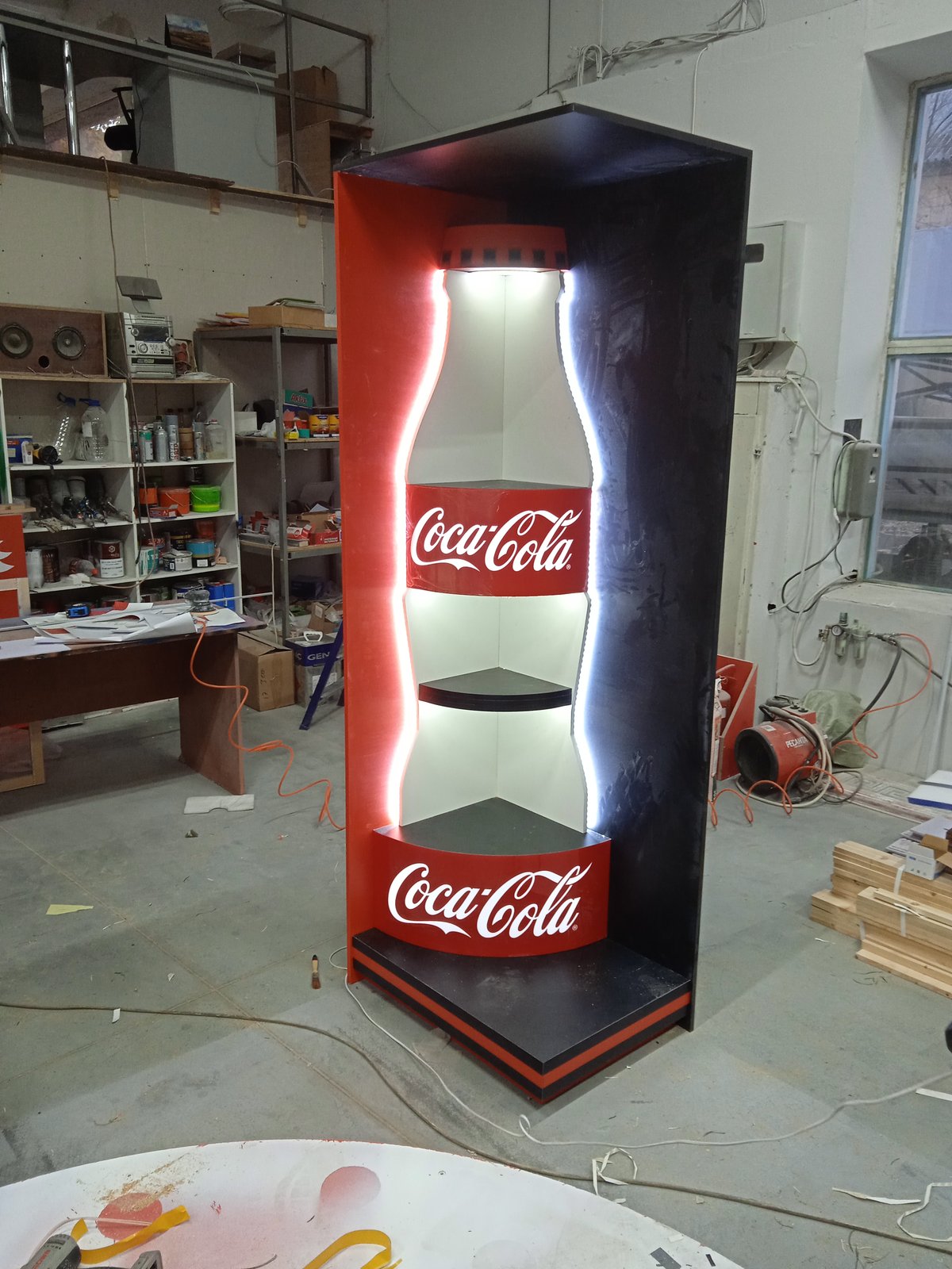 Торец с бутылкой Coca-Cola и белой подсветкой по контуру