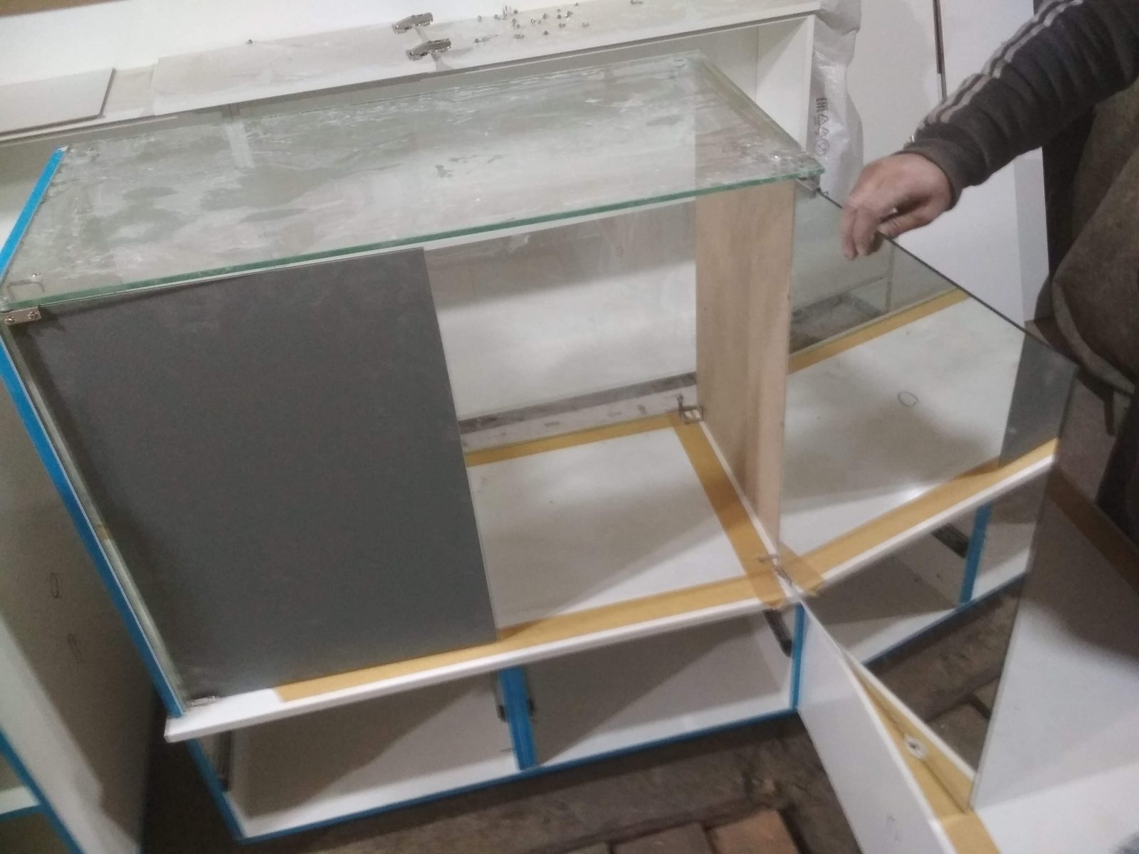 Стеклянная полка и зеркальная панель витрины