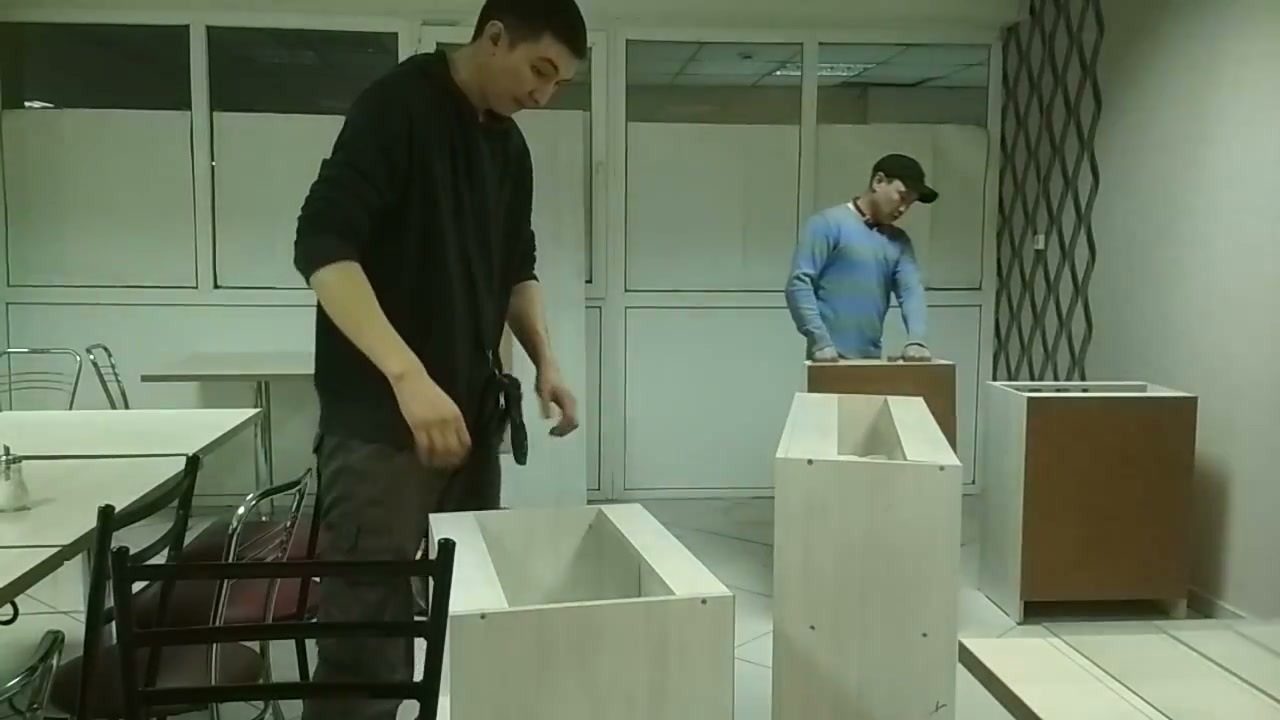 Сборка корпусов стойки в кафе