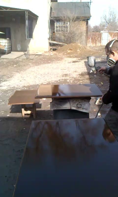 Лакирование столешницы краскопультом