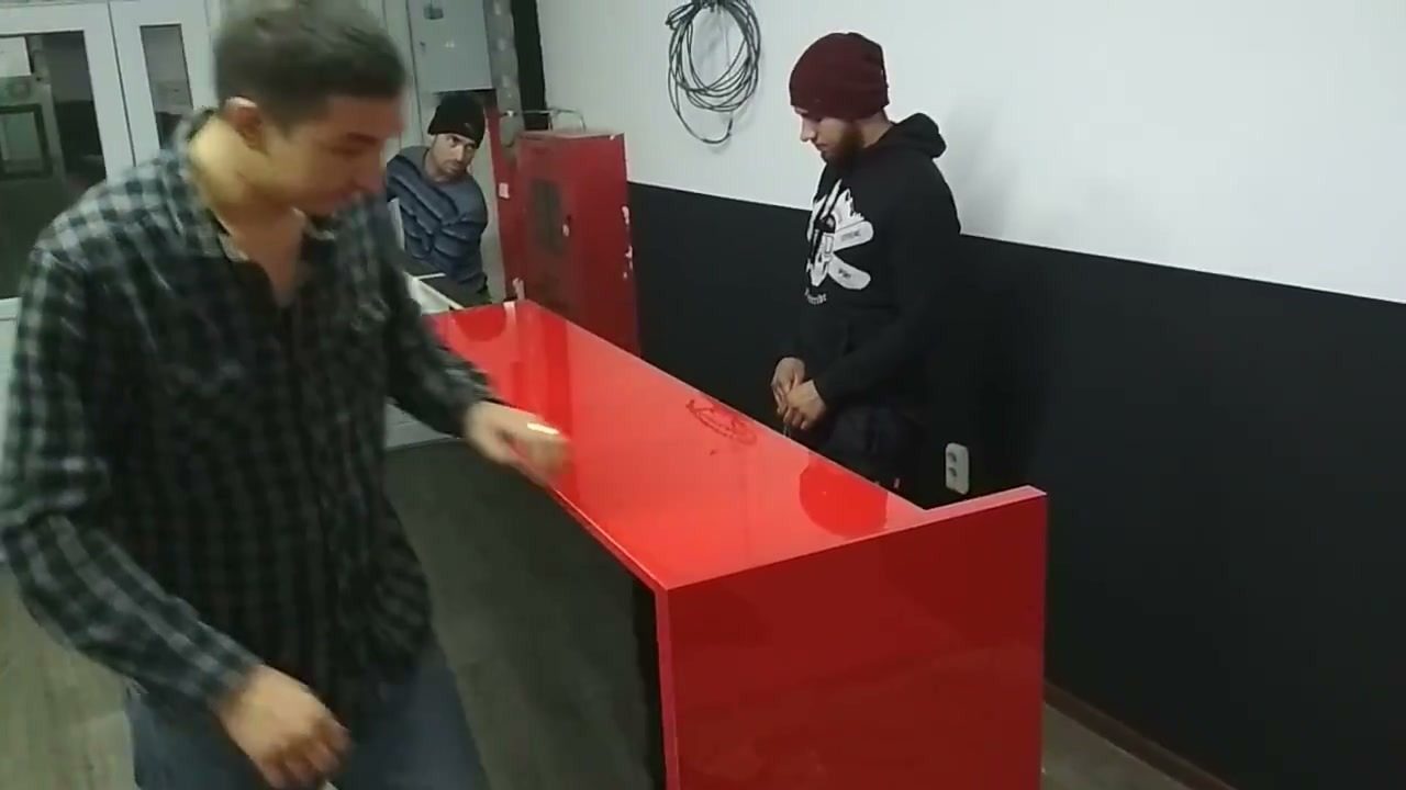 Красная глянцевая стойка