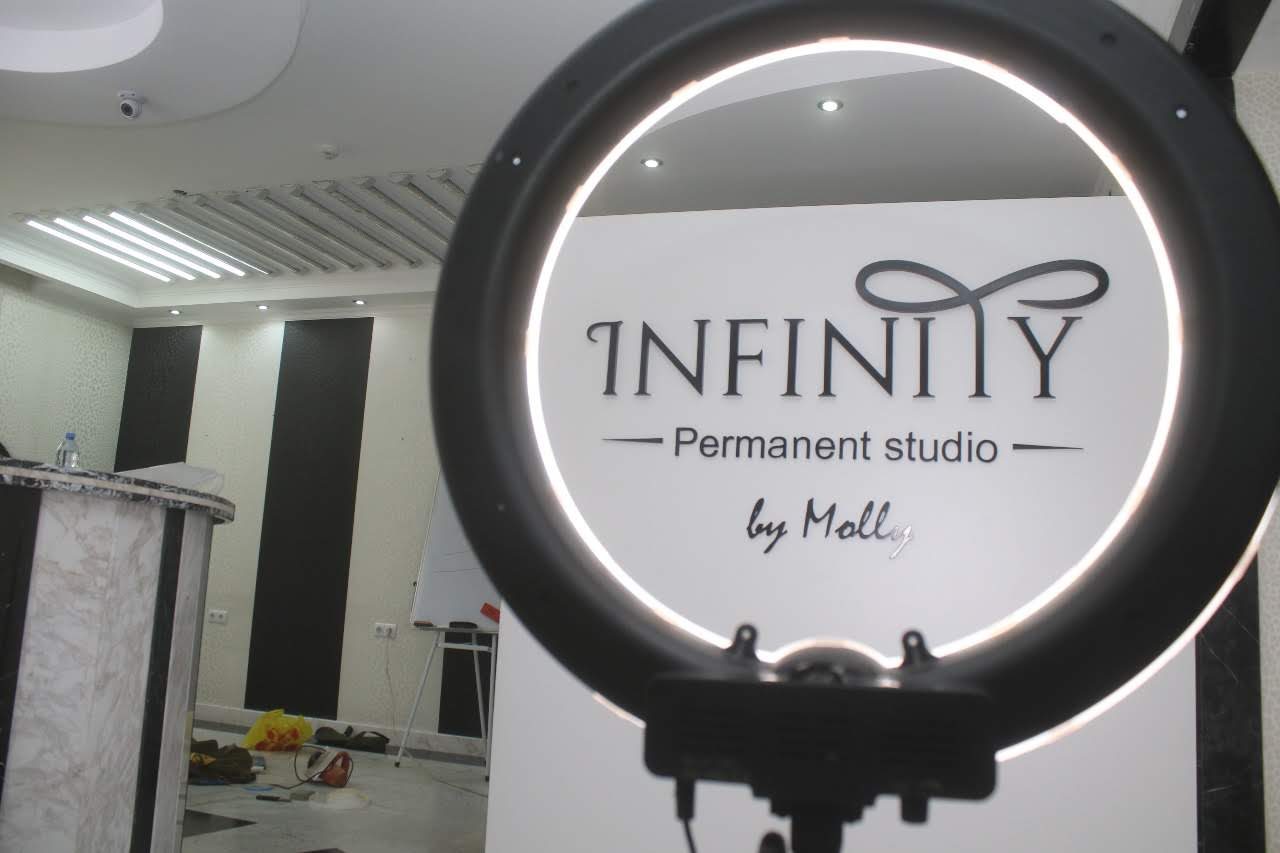 Студия INFINITY с кольцевой лампой и логотипом