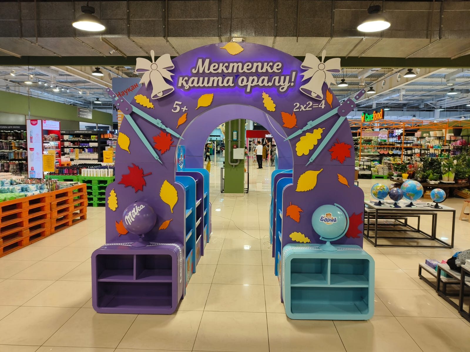 Shop in shop: арка с выкладкой Milka в супермаркете